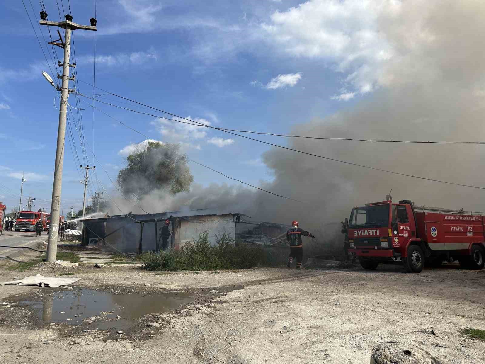 Husumetlilerin b&uuml;y&uuml;yen kavgasında 4 ev ateşe verildi
