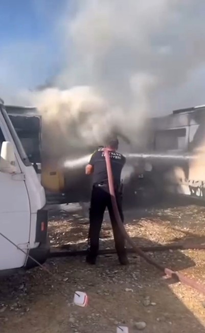 Demre’de park halindeki karavanda çıkan yangın, diğer karavana da sıçradı