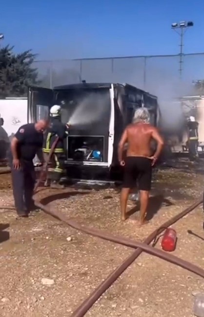 Demre&rsquo;de park halindeki karavanda &ccedil;ıkan yangın, diğer karavana da sı&ccedil;radı
