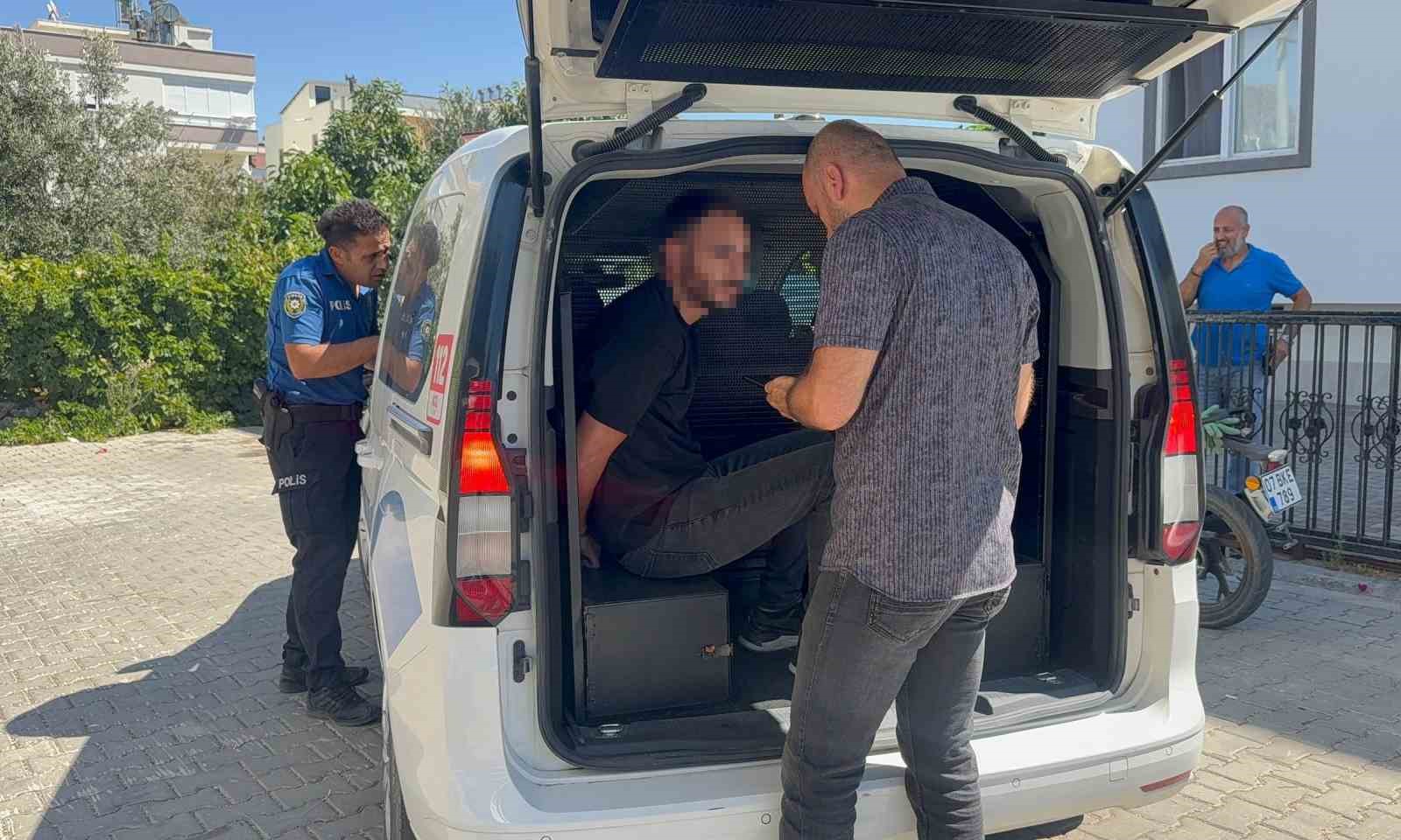 Ailesiyle yolda yürüyen adamı bacaklarından vuran şüpheli adliyeye sevk edildi