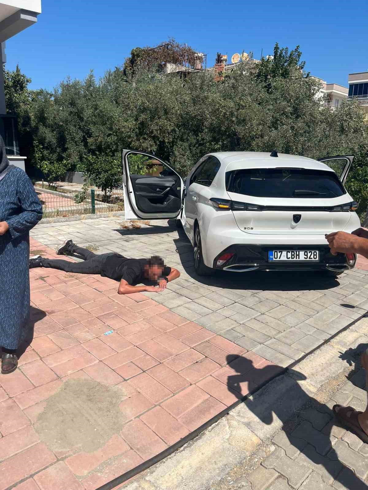 Ailesiyle yolda y&uuml;r&uuml;yen adamı bacaklarından vuran ş&uuml;pheli adliyeye sevk edildi
