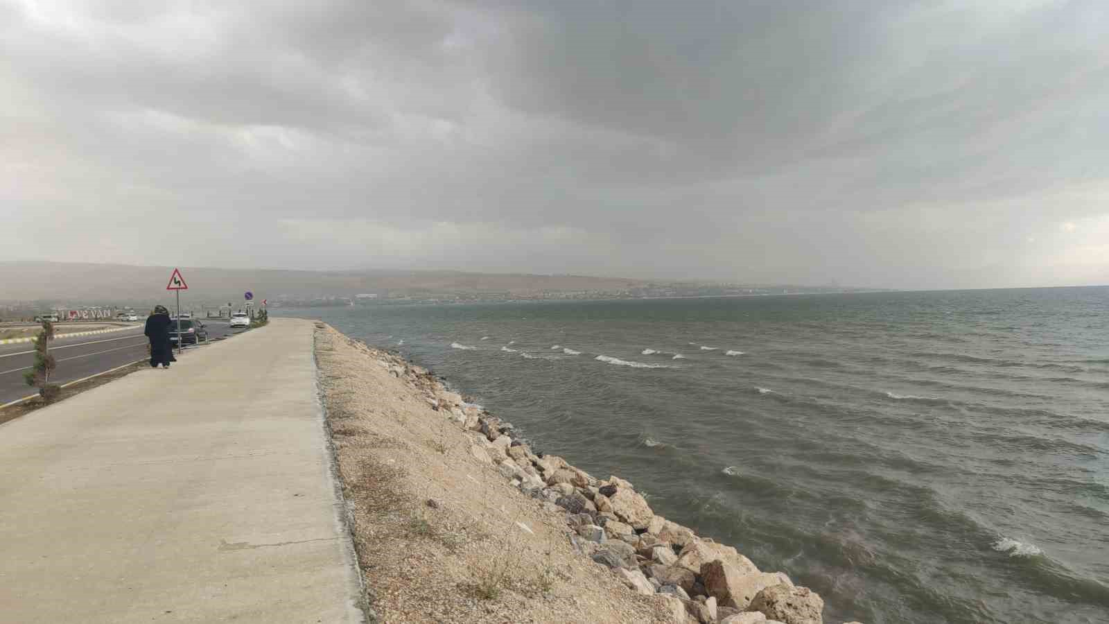 Van&rsquo;da dolu ve sağanak etkili oldu: Van G&ouml;l&uuml;&rsquo;nde dalgalar y&uuml;kseldi
