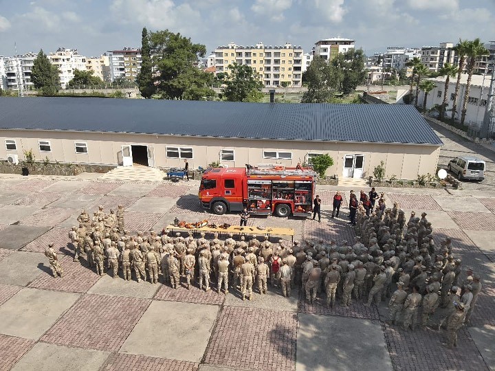 Hatay&rsquo;da itfaiyeden Mehmet&ccedil;iğe yangın eğitimi

