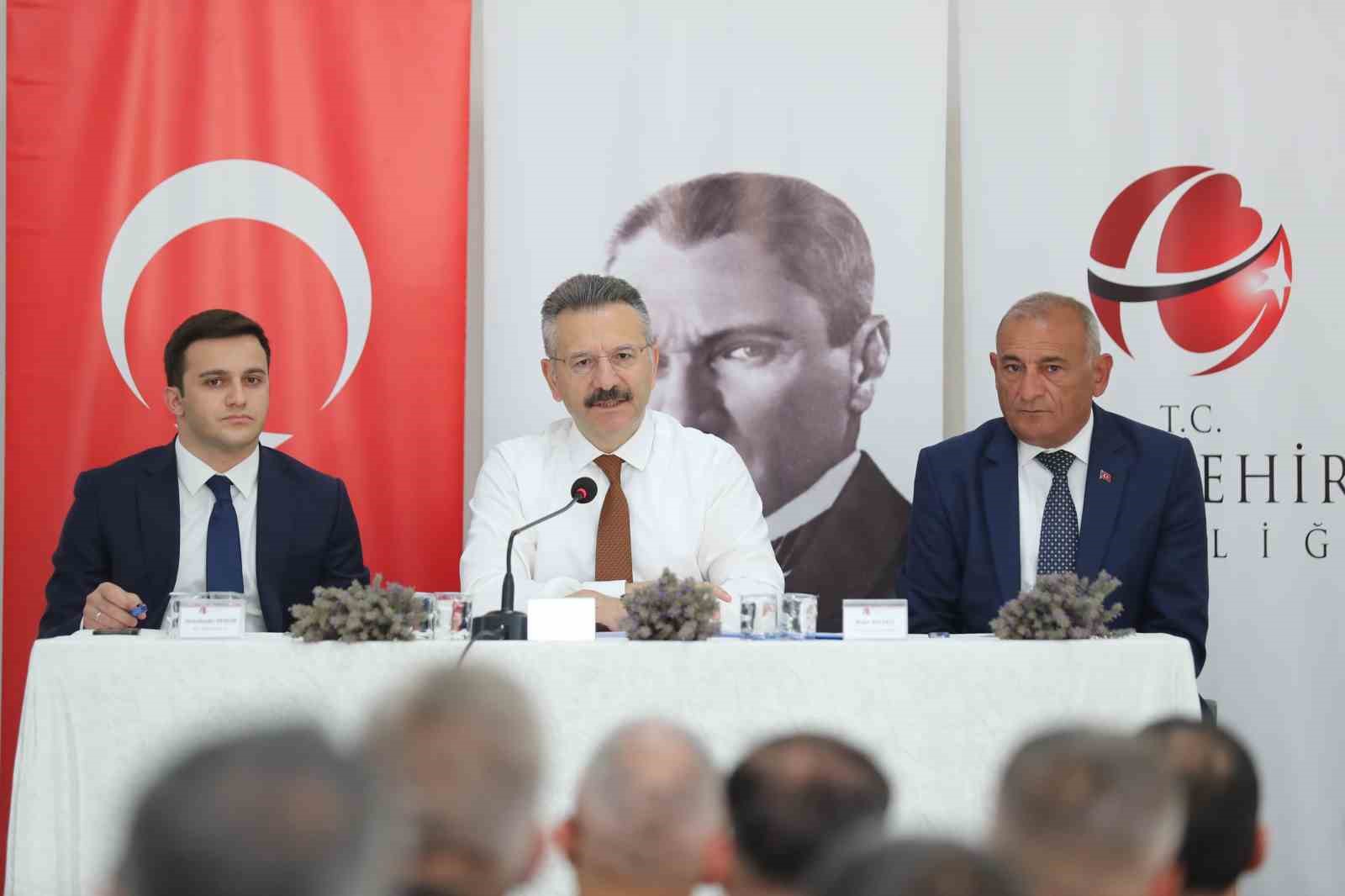 Vali Aksoy Han ilçesinde muhtarlarla buluştu