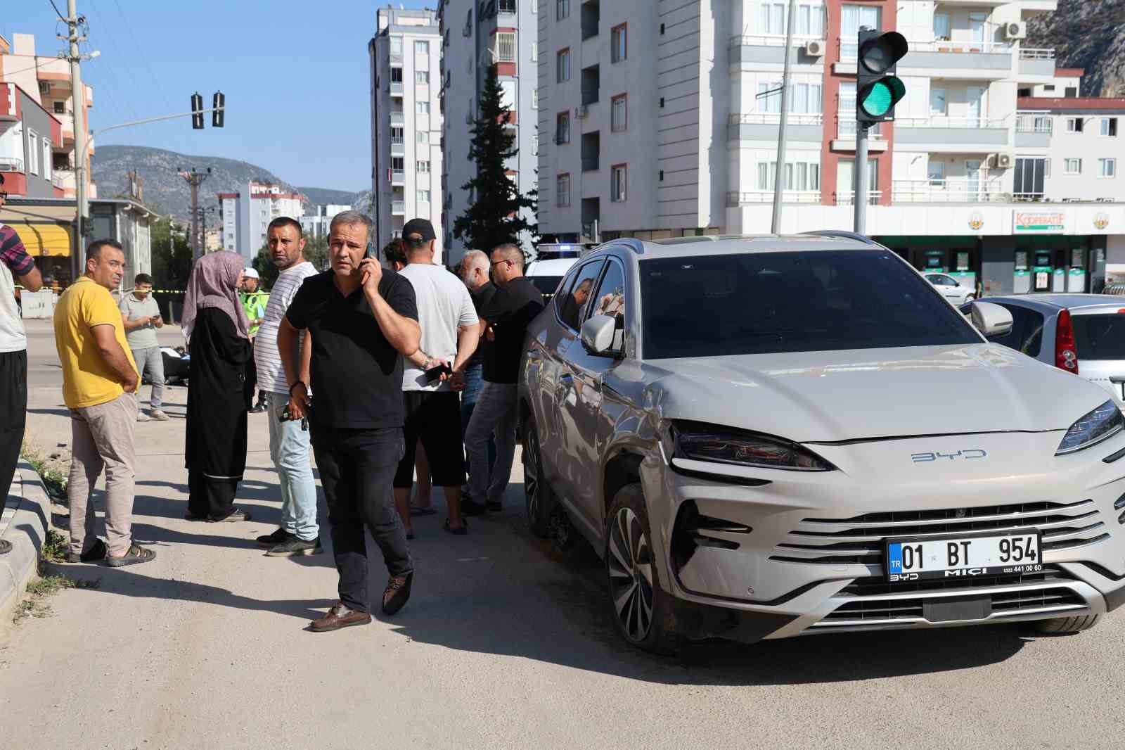 Motosikletli trafik polisi, kazada ağır yaralandı