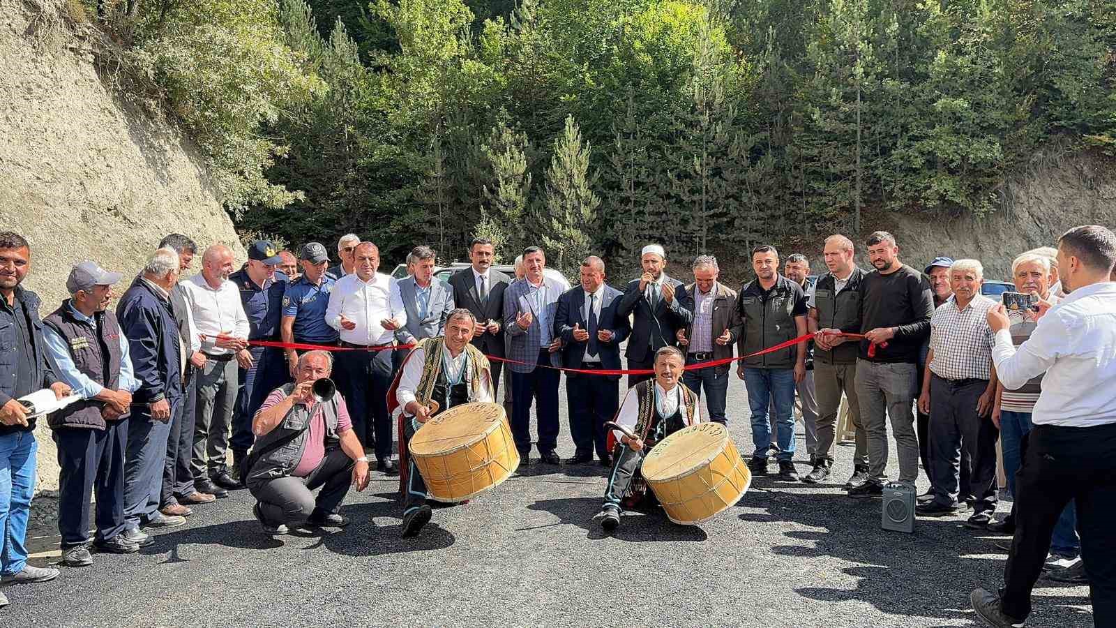 Köy yolu asfaltlandı, büyük sevinç yaşayan köylülüler çiftetelli oynadı