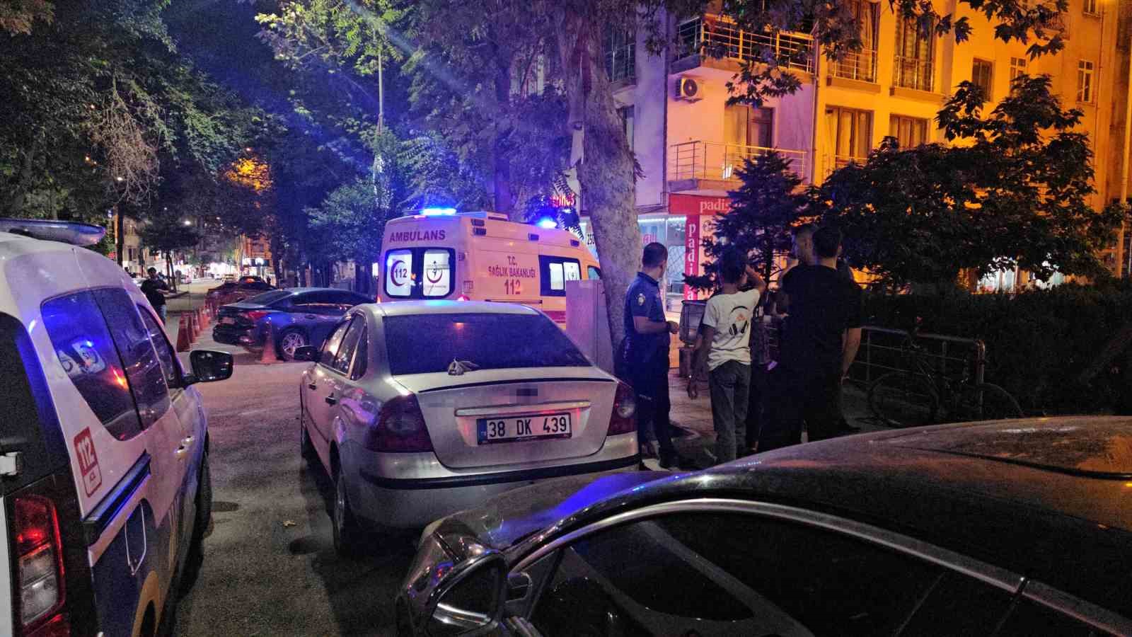 Elazığ&rsquo;da bı&ccedil;aklı kavga:1 yaralı
