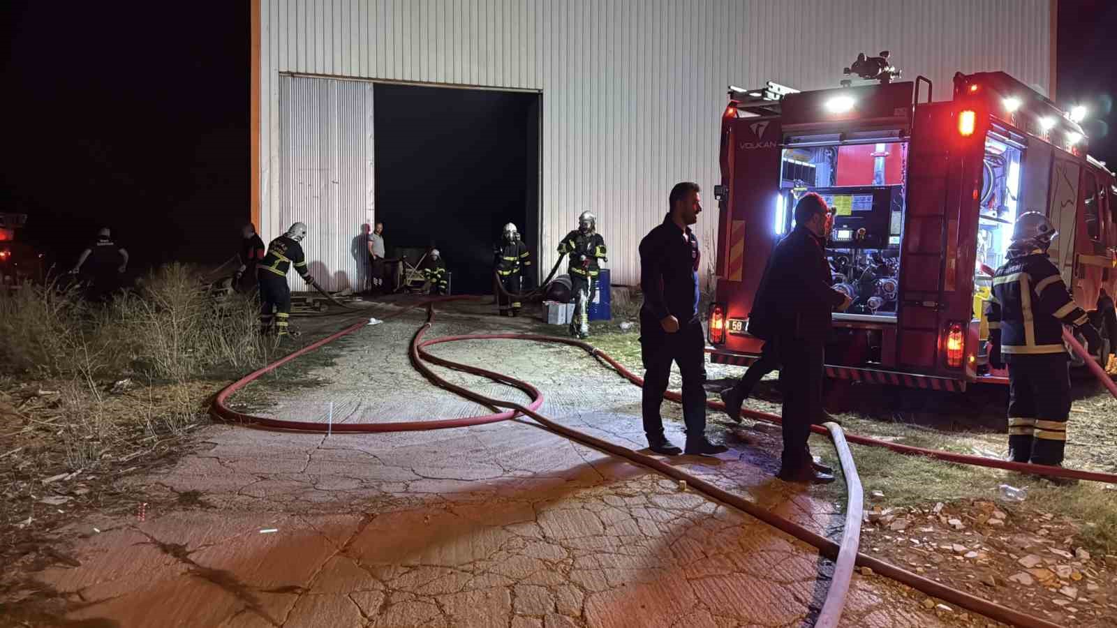 Sivas&rsquo;ta OSB&rsquo;deki fabrika yangını kontrol altına alındı
