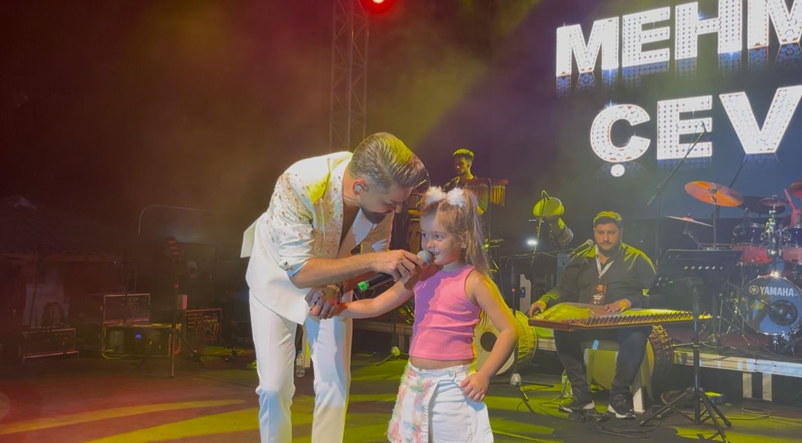 Milyonluk ücreti elinin tersiyle itti: Mehmet Çevik Gemlik’te memleketi için ücretsiz sahne aldı