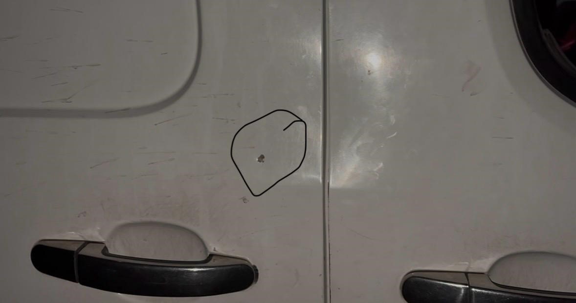 Çukura düşen aracını çıkarmaya çalışan şahsın başına saçma isabet etti