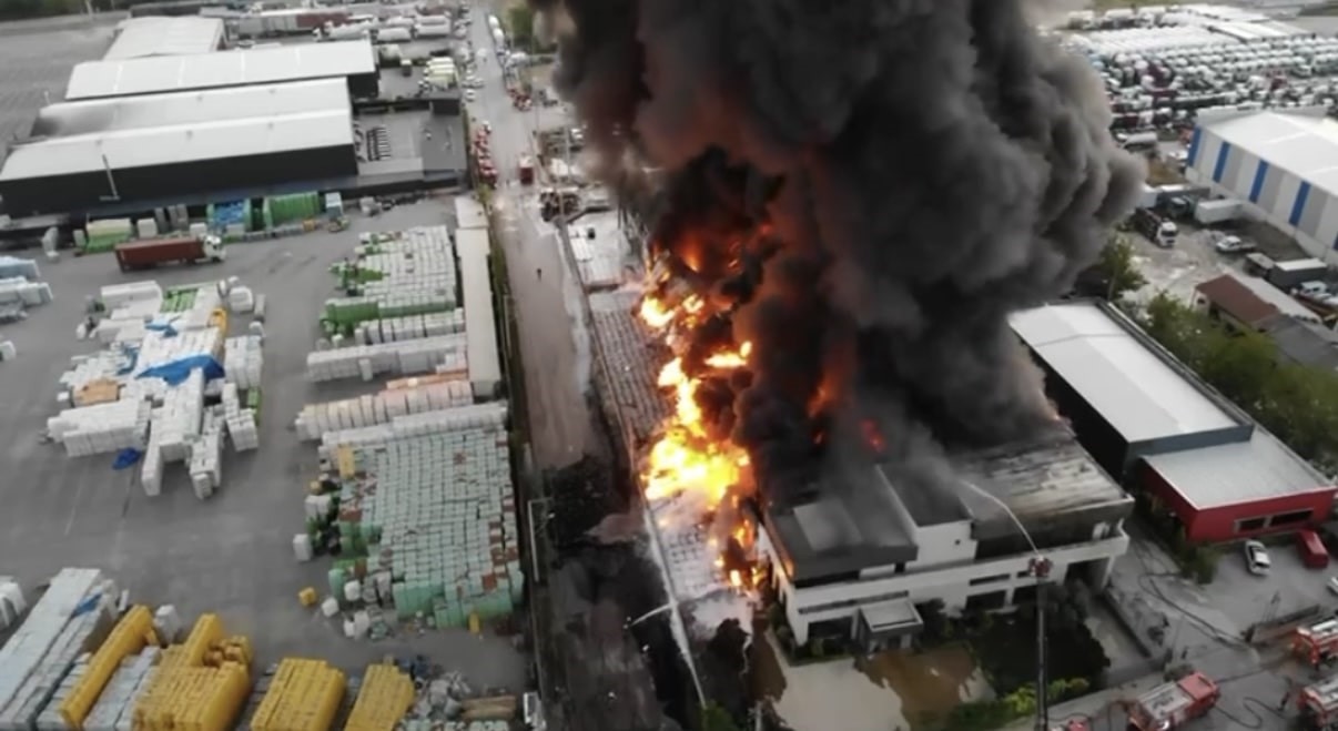 Alev alev yanan lojistik deposu havadan g&ouml;r&uuml;nt&uuml;lendi
