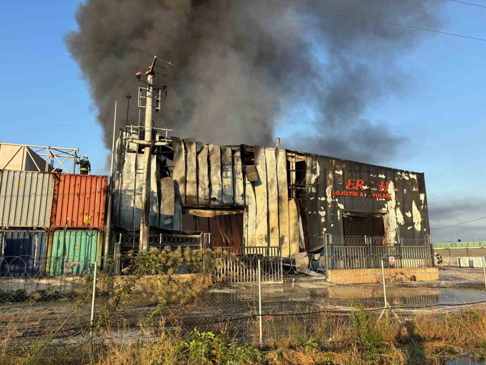 Alevlerin karşısında bir anlık mola: İtfaiye erlerinin yangınla imtihanı
