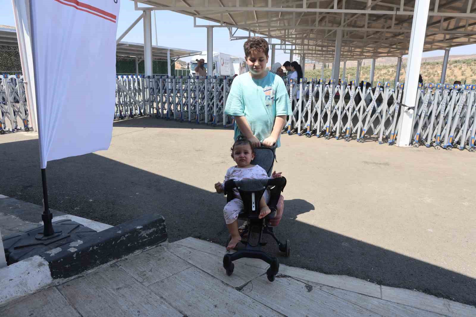 &Uuml;lkelerine d&ouml;nen Suriyeliler&rsquo;den T&uuml;rk halkına teşekk&uuml;r
