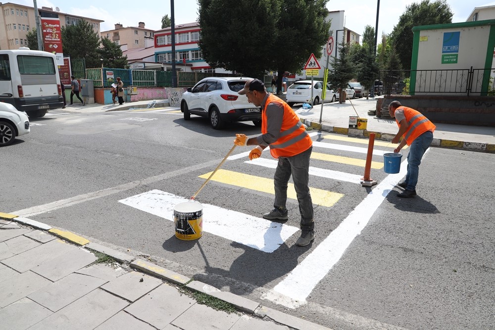 Belediye ekipleri yaya ge&ccedil;idi &ccedil;izgilerini yeniledi

