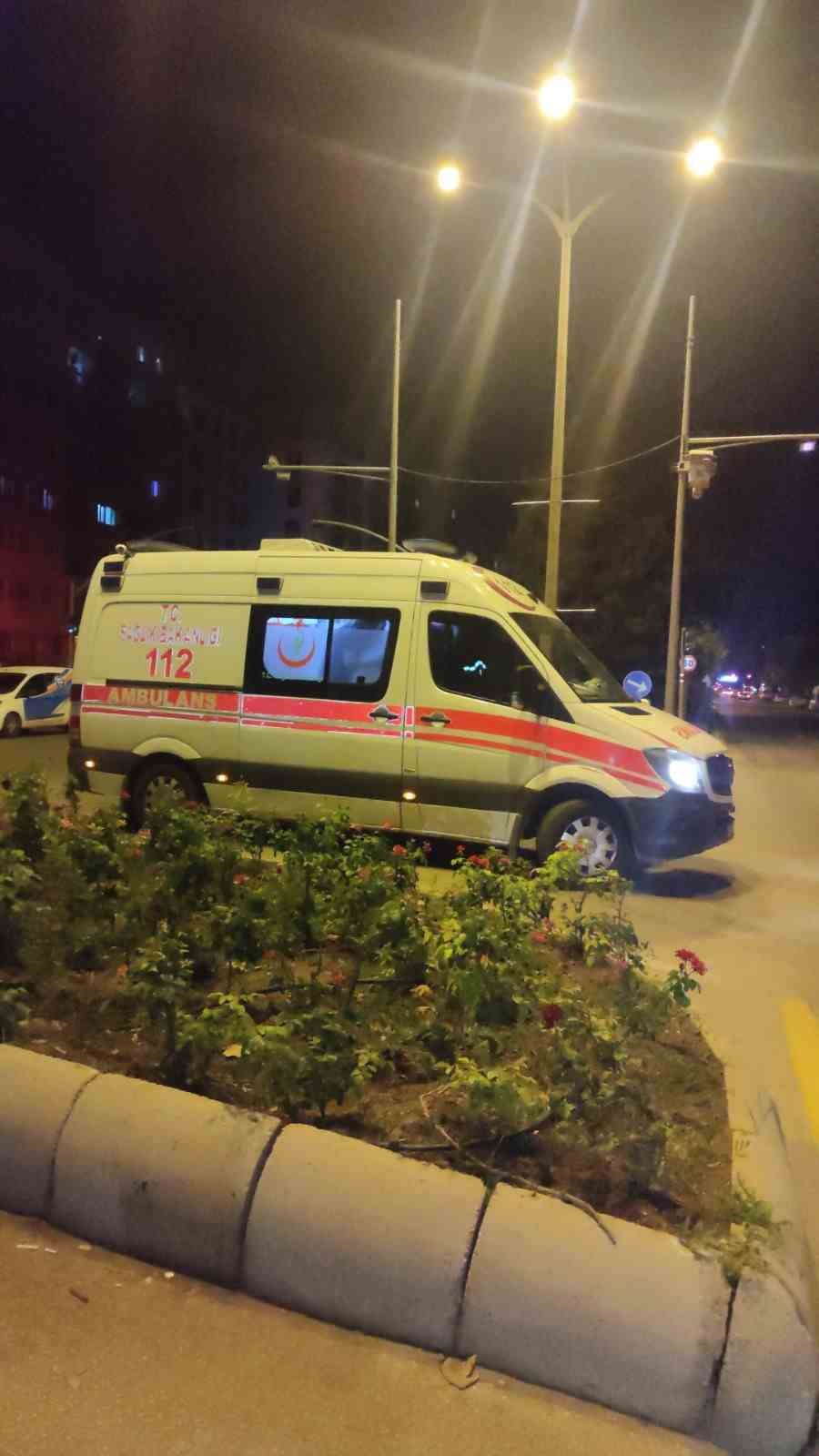 Alkoll&uuml; s&uuml;r&uuml;c&uuml; yayalara &ccedil;arptı: 1 &ouml;l&uuml;, 1&rsquo;i ağır 2 yaralı
