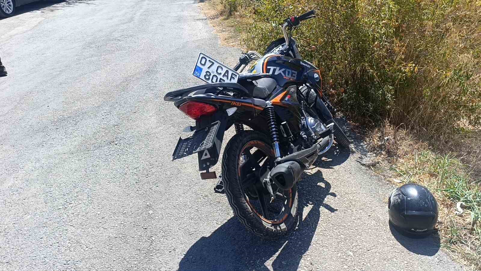 Manavgat’ta kamyonetle çarpışan motosikletin sürücüsü yaralandı