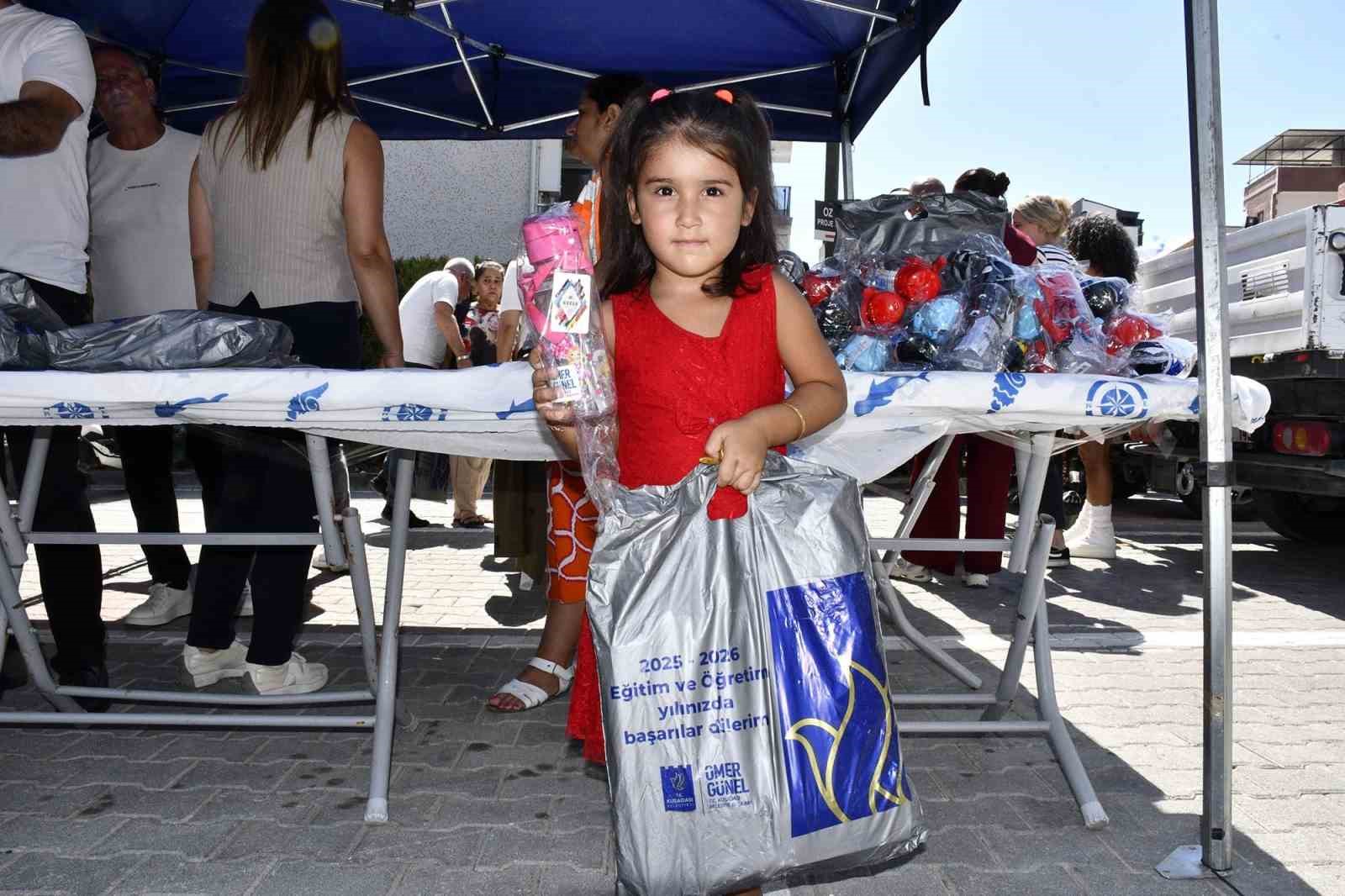 Kuşadası Belediyesi yeni eğitim yılında yine &ouml;ğrencilerin yanında
