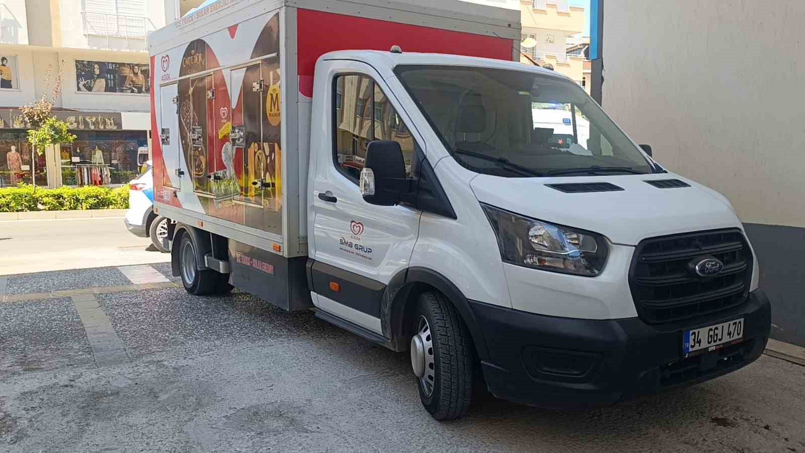 Kamyonetin aynasına &ccedil;arpan elektrikli bisiklet s&uuml;r&uuml;c&uuml;s&uuml; yaralandı
