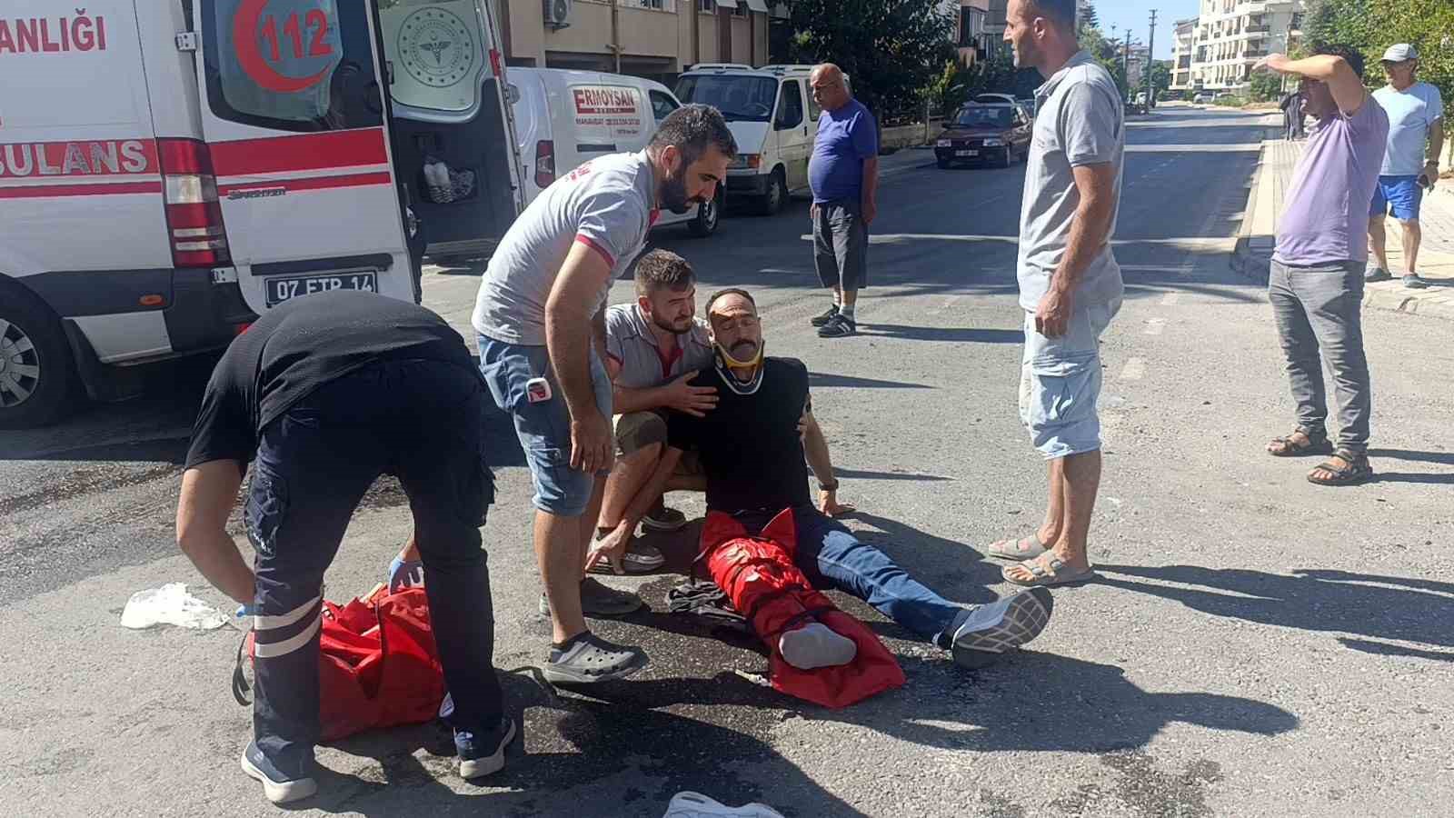 Antalya’da tur aracıyla çarpışan motosikletli yaralandı