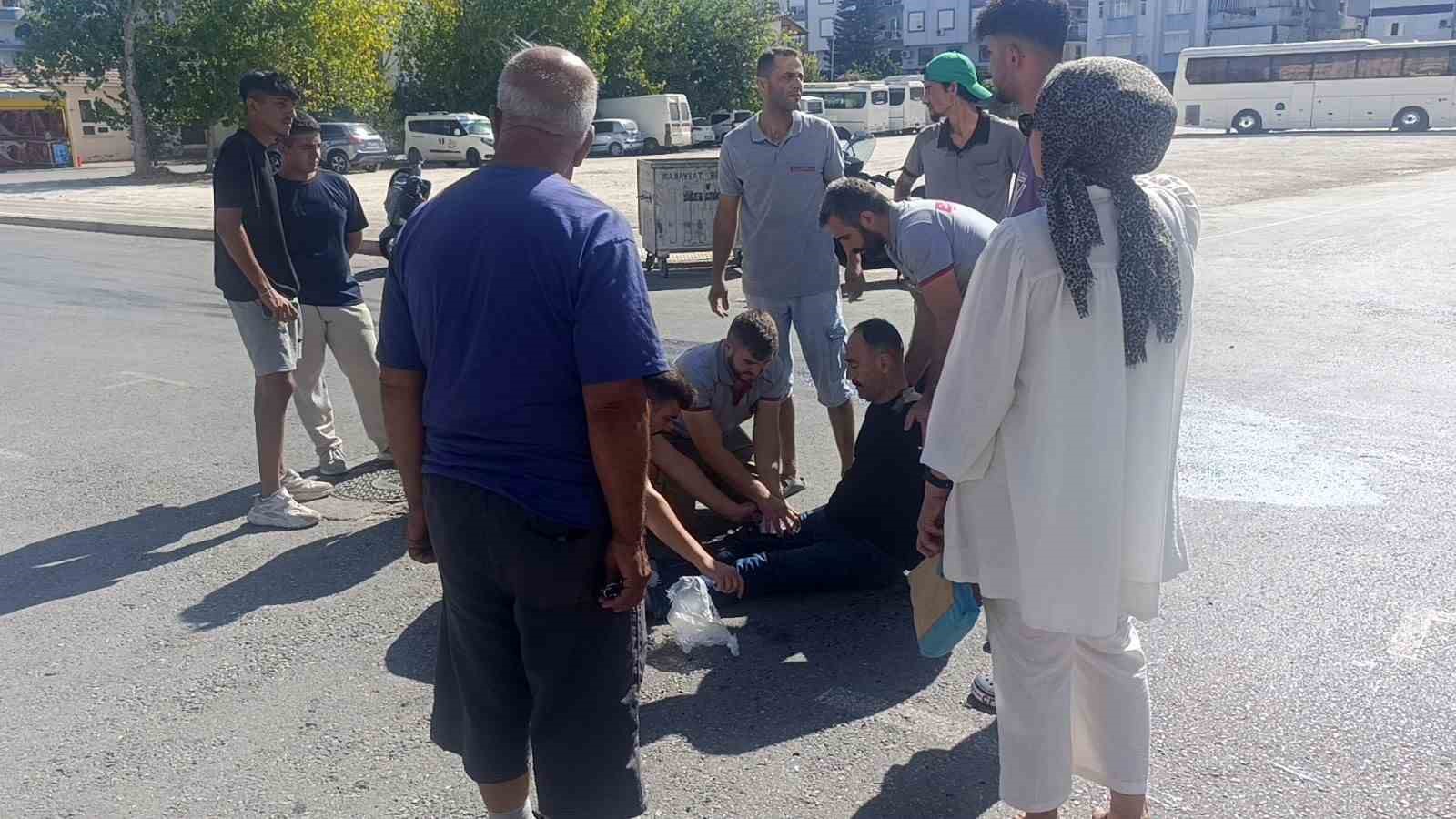 Antalya&rsquo;da tur aracıyla &ccedil;arpışan motosikletli yaralandı
