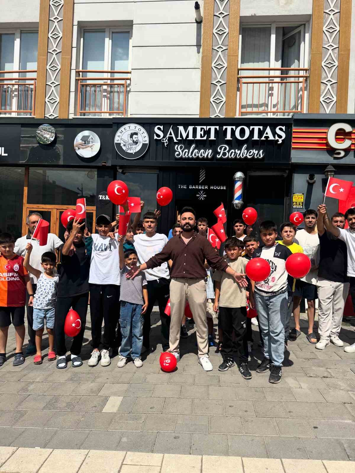 Sivaslı kuaf&ouml;r&uuml;n yaptığı takdir topladı, 400 &ouml;ğrenciyi &uuml;cretsiz tıraş etti
