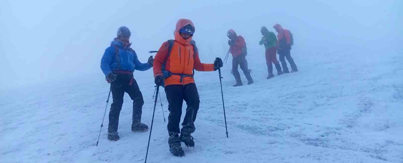 Ağrı Dağı’nda kar ve fırtına, dağcılara zorlu anlar yaşattı