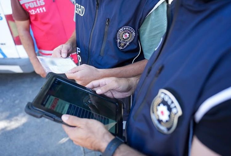 Isparta&rsquo;da d&uuml;zensiz g&ouml;&ccedil;le m&uuml;cadele kapsamında huzur uygulaması yapıldı
