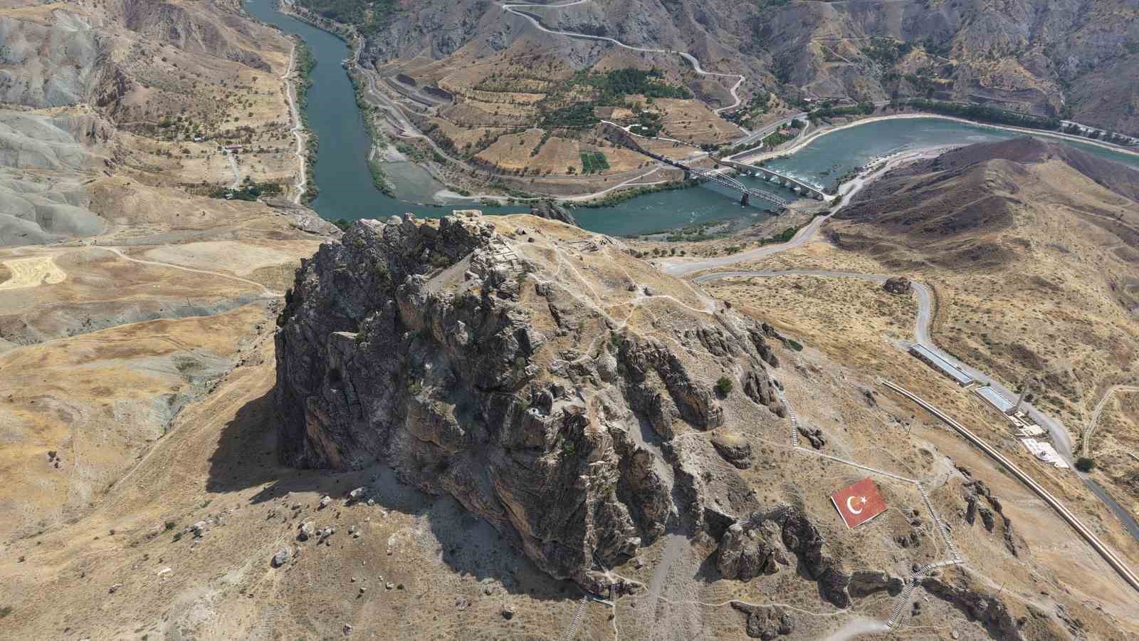 Palu Kalesi kazılarında yerleşim izleri ortaya çıktı
