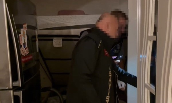 İzmir&rsquo;de aranan şahıslara y&ouml;nelik dev operasyon
