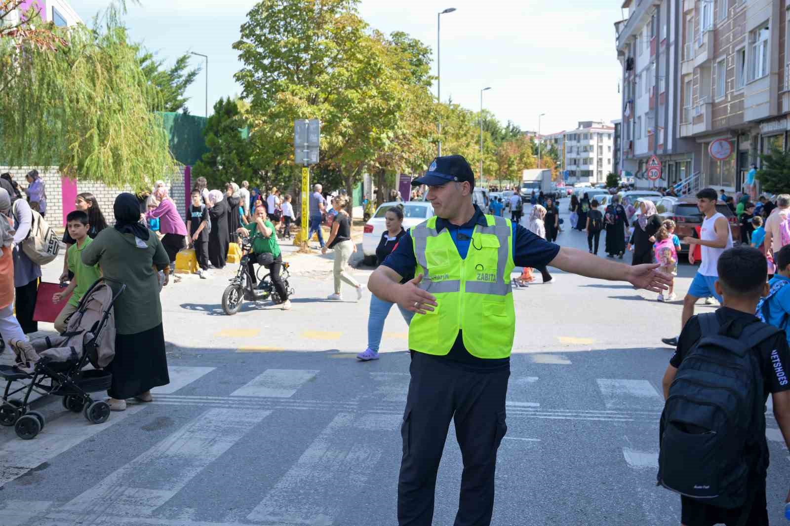 Esenyurt’ta zabıta ekipleri okulların açılmasıyla birlikte öğrencilerin güvenliği için görevde