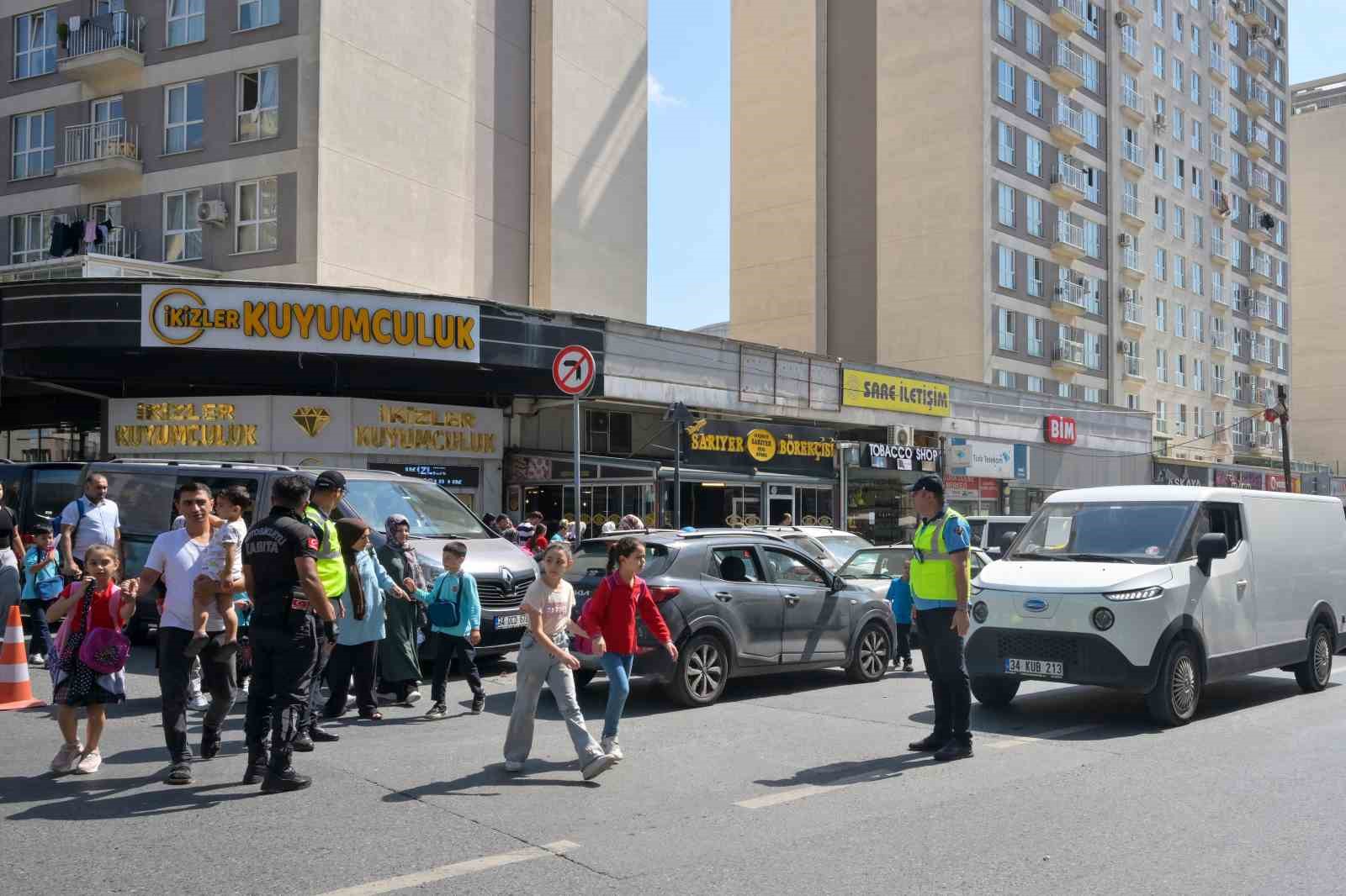 Esenyurt’ta zabıta ekipleri okulların açılmasıyla birlikte öğrencilerin güvenliği için görevde