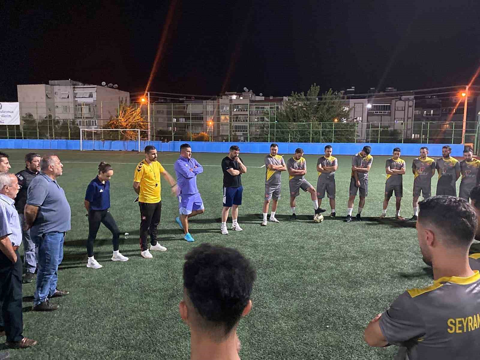 Salihli Seyrantepespor sahaya indi
