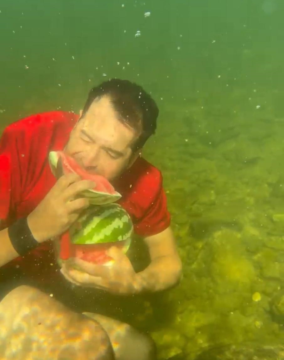 Bingöl’de doğa tutkunundan su altında meyve keyfi