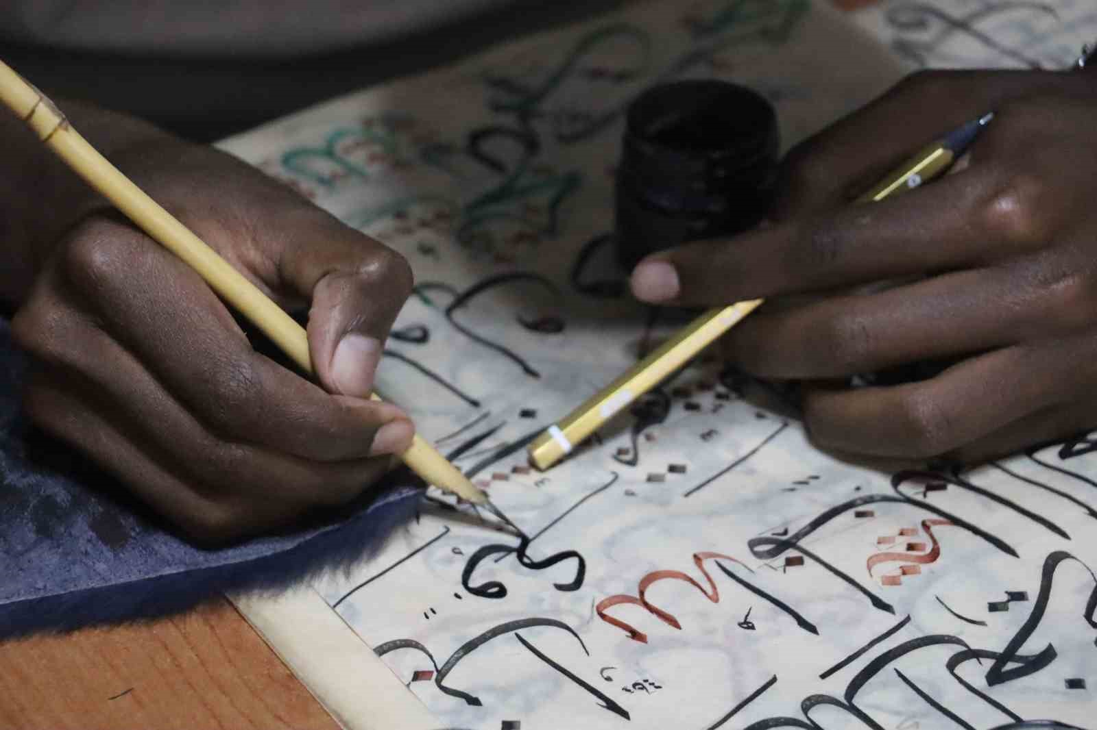 Ugandalı &ouml;ğrenci Sivas&rsquo;ta hattat oldu
