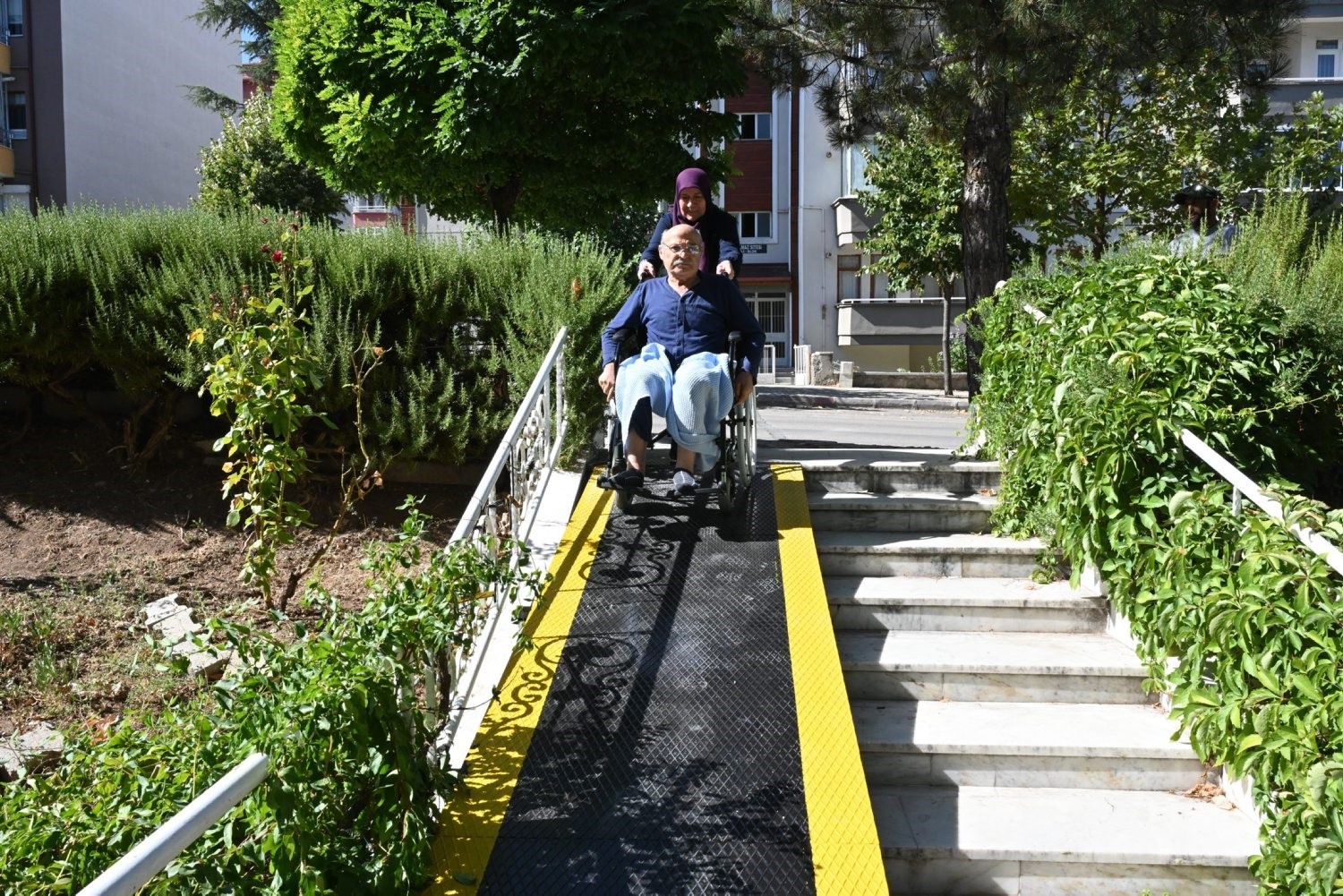Isparta Belediyesi’nden yürüme engelli yaşlı adama hayatını kolaylaştıracak dokunuş