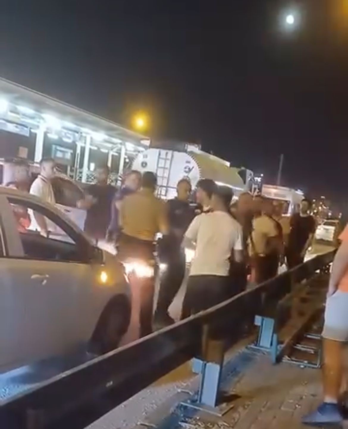 Trafikte yol verme kavgası: 2 kişi g&ouml;zaltına alındı
