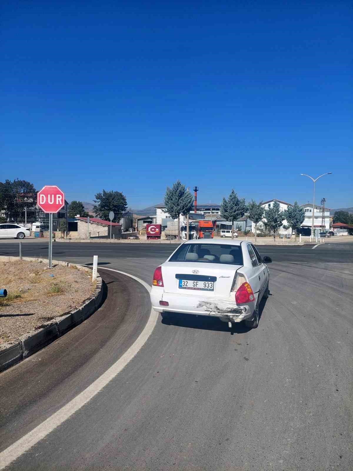 Şarkikaraağaç’ta iki otomobil çarpıştı: 3 yaşındaki çocuk yaralandı