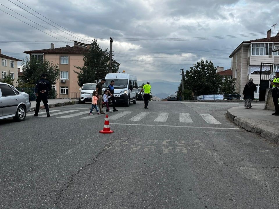 Karab&uuml;k&rsquo;te okul &ccedil;evrelerinde g&uuml;venlik denetimi
