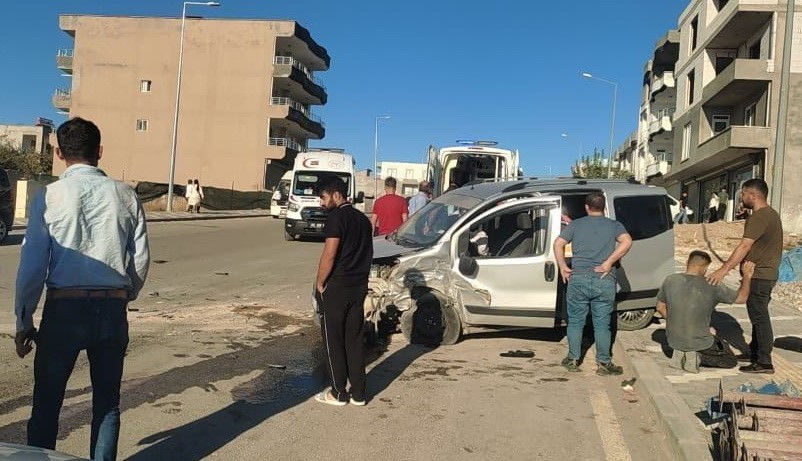 Hafif ticari araç ile otomobil çarpıştı: 4 yaralı
