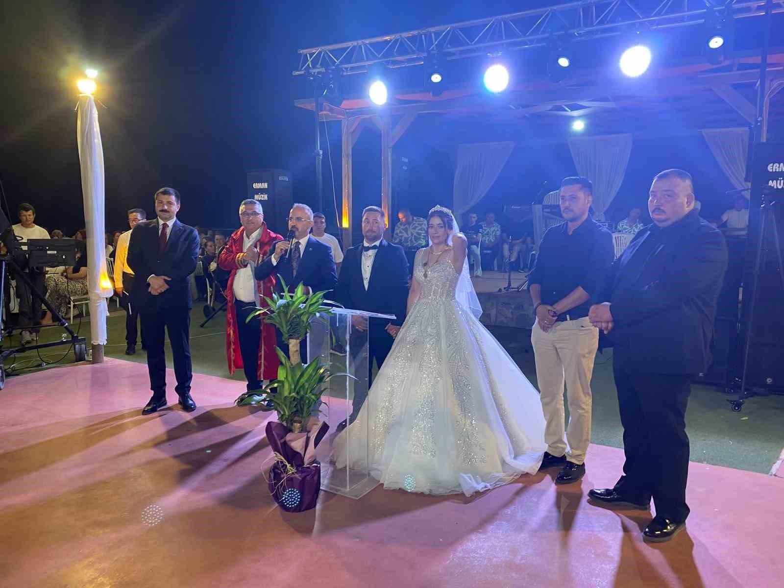 B&uuml;lent Turan nikah şahidi oldu
