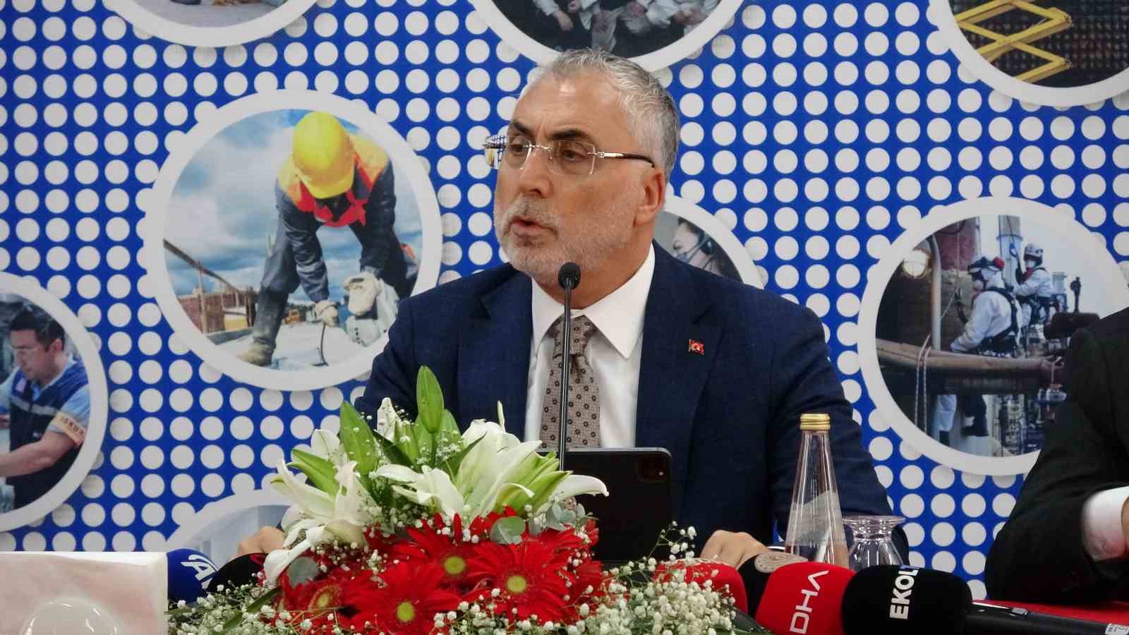 Bakan Işıkhan: "Birileri parti binalarında koltuk kavgası yaparken biz Türkiye’yi adım adım dolaşıyoruz"