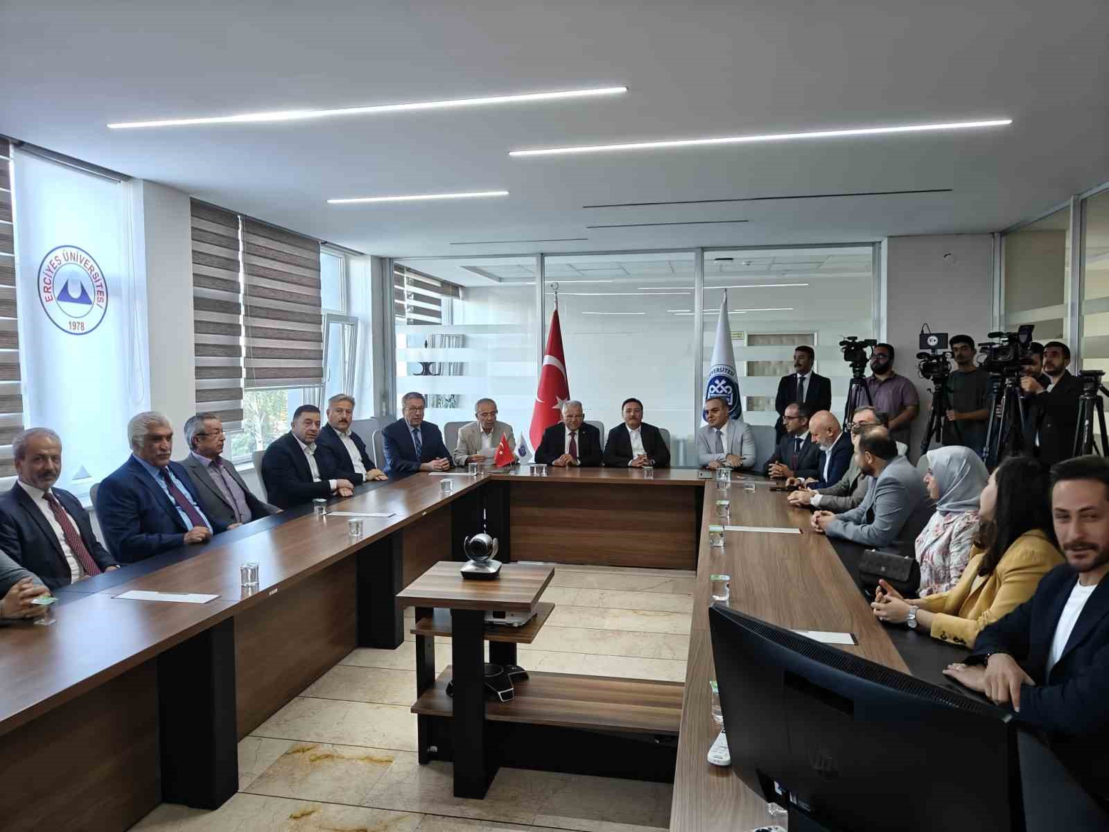 ER&Uuml;&rsquo;de hem a&ccedil;ılış hem protokol t&ouml;reni
