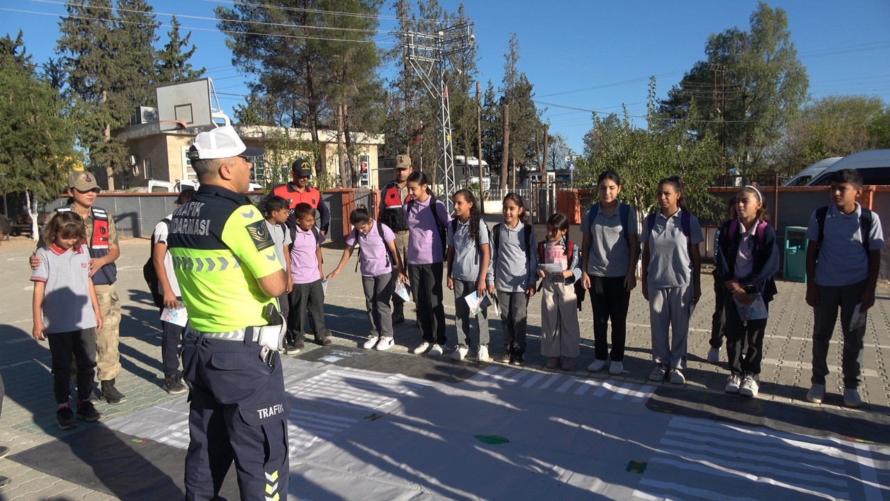 Jandarma ekiplerinden öğrencilere trafik eğitimi