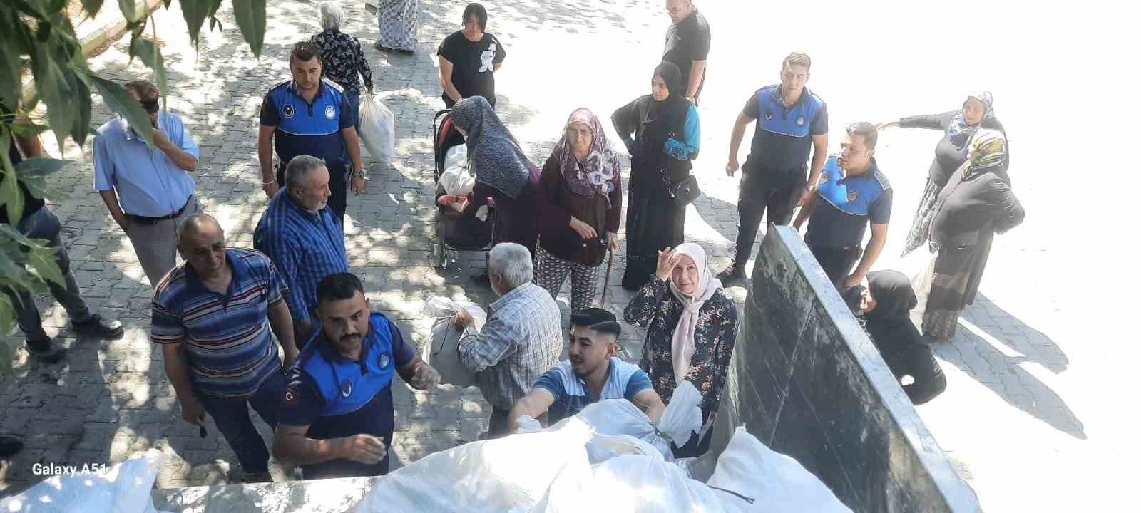 Vatandaşlara &uuml;cretsiz patates dağıtıldı
