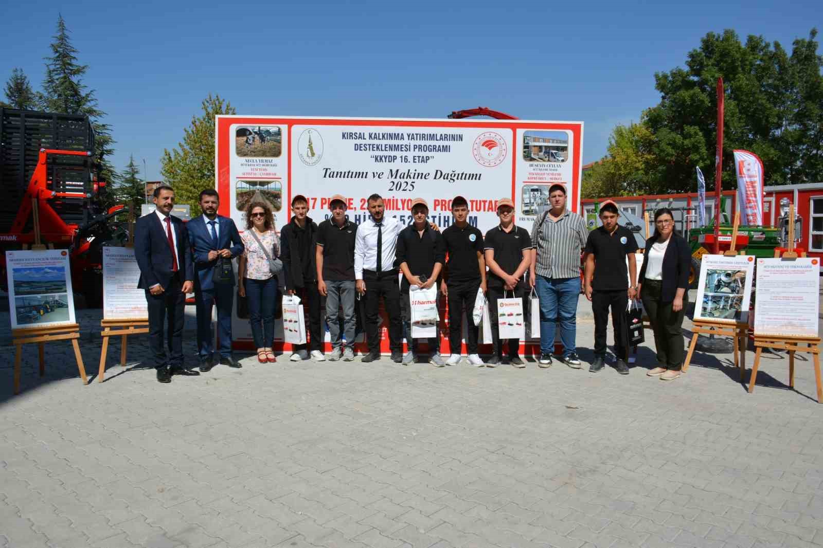 Çavdarhisar’da lise öğrencilerine tarım makineleri tanıtıldı