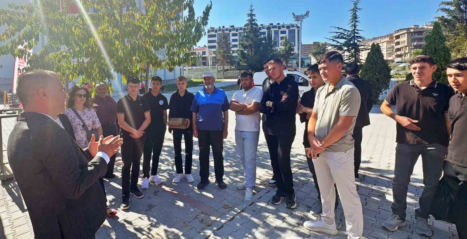 &Ccedil;avdarhisar&rsquo;da lise &ouml;ğrencilerine tarım makineleri tanıtıldı
