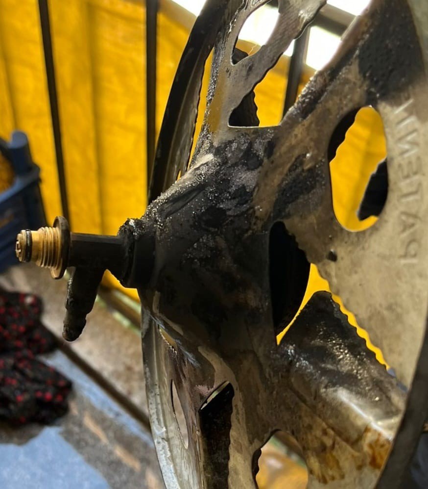 Balkonda alevlenen piknik t&uuml;p&uuml; sebebiyle yangın &ccedil;ıktı
