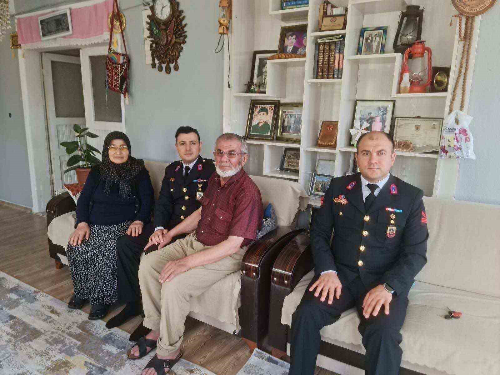 Jandarma şehit ailesini ve kabrini ziyaret etti
