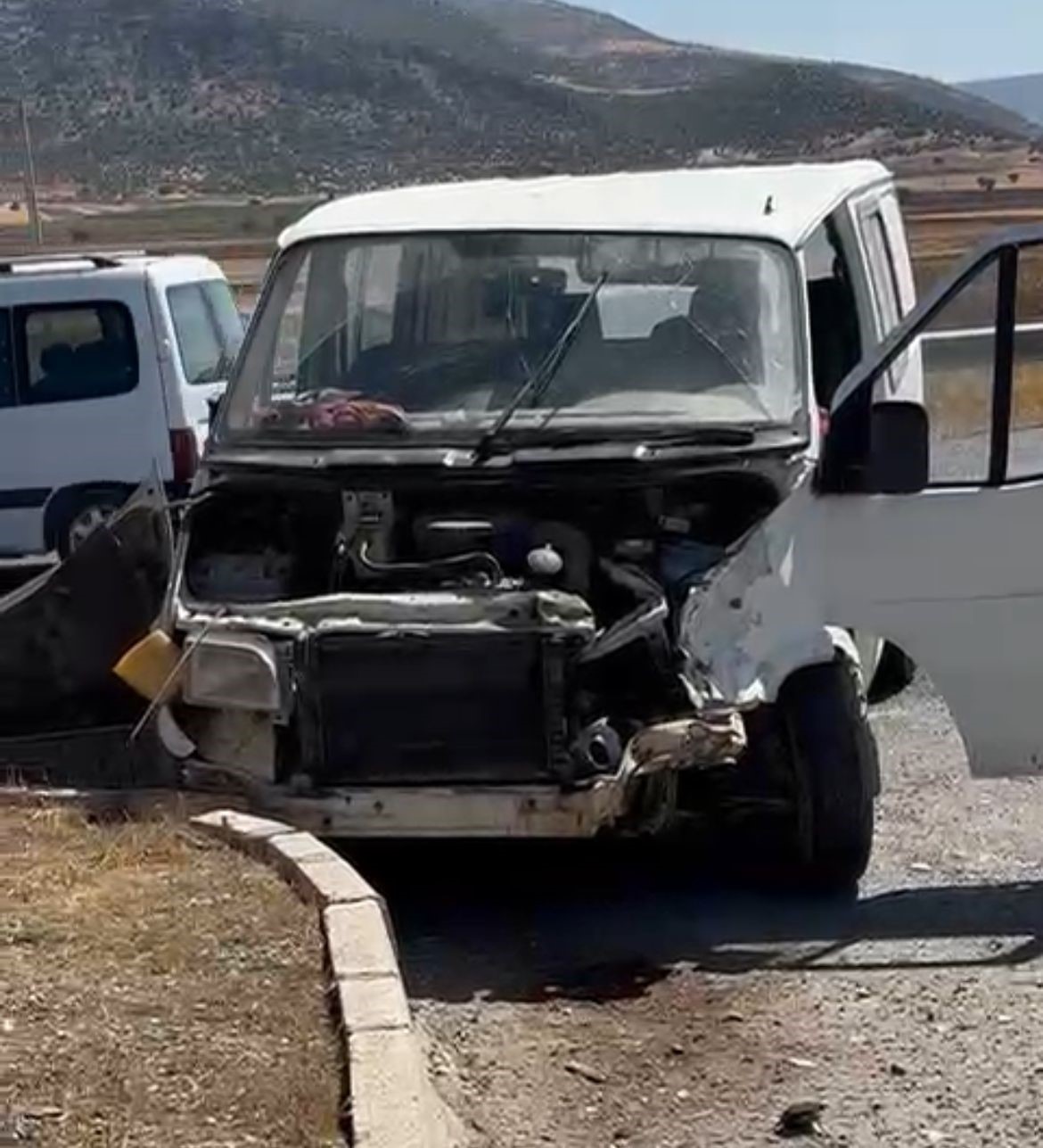 Minibüs ile kamyonet çarpıştı: 2 yaralı