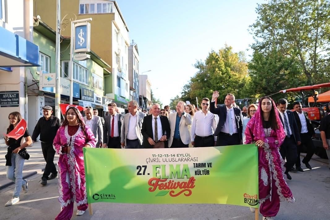 Çivril Kültür Sokağı, 27. Elma, Tarım ve Kültür Festivalinin ilgi odağı oldu